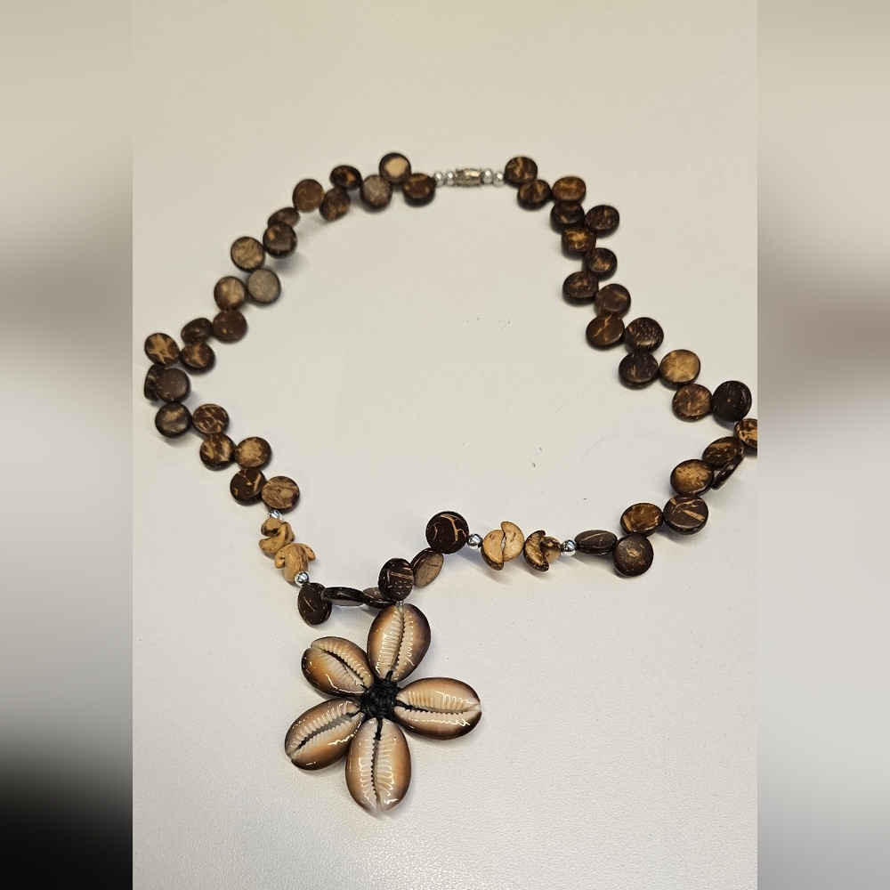 VINTAGE SEASHELL FLOWER AND WOOD DISK BEADED NECKLACE
